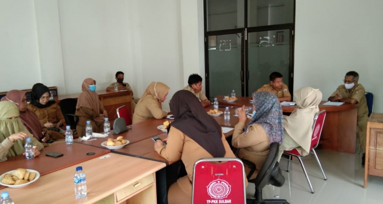 Rapat dengan jajaran staf sekretariat Dinas Kominfopers