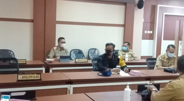 Kepala Dinas Kominfopers Sulbar, Safaruddin mengikuti rapat vaksinasi Covid-19