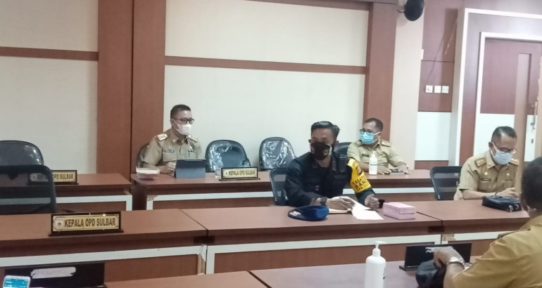 Kepala Dinas Kominfopers Sulbar, Safaruddin mengikuti rapat vaksinasi Covid-19