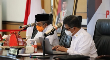 Kepala Dinas Kominfopers , Safaruddin bersa Kabid IKP, Faika Kadriana Ishak dan peserta rapim mengikuti Rapat Pimpinan tahun 2021 dalam rangka Percepatan Pemulihan Ekonomi dan Penguatan Birokrasi
