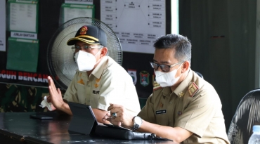 mengikuti rapat yang berlangsung di Posko Induk Kantor Gubernur Sulbar