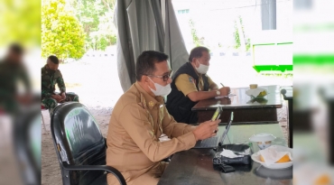 rapat  evaluasi penanganan bencana  di Posko Induk Transisi Darurat Pemulihan Bencana Sulbar