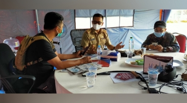 Kepala Dinas Kominfopers, Safaruddin melakukan diskusi dengan sejumlah awak media terkait perkembangan Covid-19 di Sulbar
