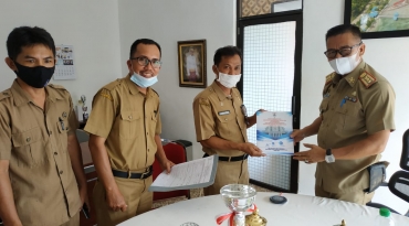 Kepala Dinas Kominfopers Sulbar, Safaruddin Sanusi DM, menerima Penyerahan Pergub Nomor 55 tahun 2020,