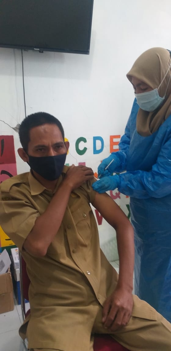Pelaksanaan vaksinasi covid-19 tahap I Dinas Kominfopers Sulbar