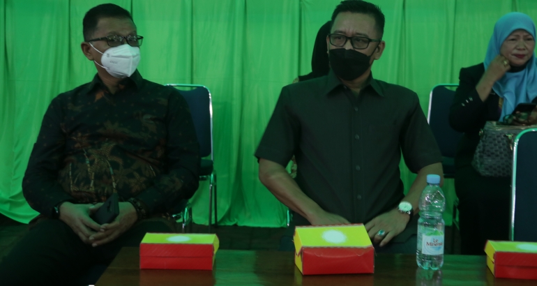 Rapat Paripurna DPRD Provinsi Sulawesi Barat dalam rangka penyerahan Ranperda tentang Pengelolaan Hutan , Ranperda tentang Penyelenggaraan Pelatihan dan Pengembangan Kompetensi SDM di Provinsi Sulawesi Barat
