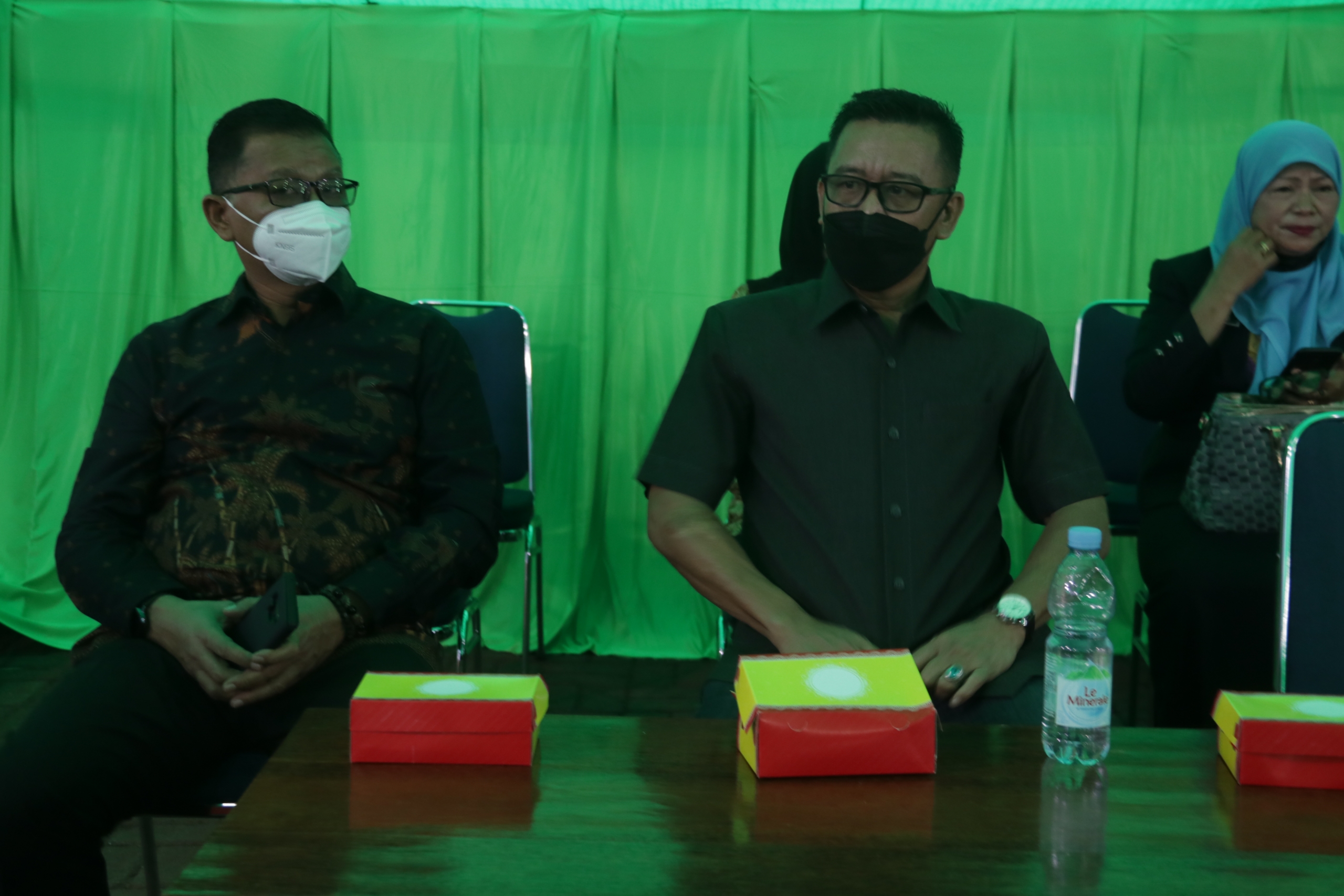 Rapat Paripurna DPRD Provinsi Sulawesi Barat dalam rangka penyerahan Ranperda tentang Pengelolaan Hutan , Ranperda tentang Penyelenggaraan Pelatihan dan Pengembangan Kompetensi SDM di Provinsi Sulawesi Barat