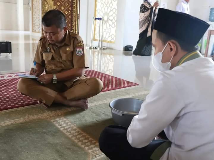 Menyerahkan Zakat Fitrah