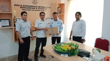 Penyerahan Secara Simbolik Barang Perlengkapan Kantor