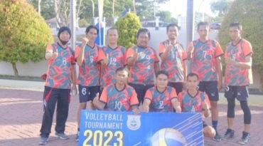 Mendukung Pertandingan Tim Voli Putra