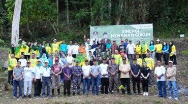 Tanam Sukun di Lokasi Kanwil Kemenag, Pj Gubernur Sulbar Bahtiar Gerakkan Sedekah Pohon