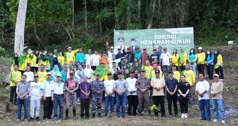 Tanam Sukun di Lokasi Kanwil Kemenag, Pj Gubernur Sulbar Bahtiar Gerakkan Sedekah Pohon