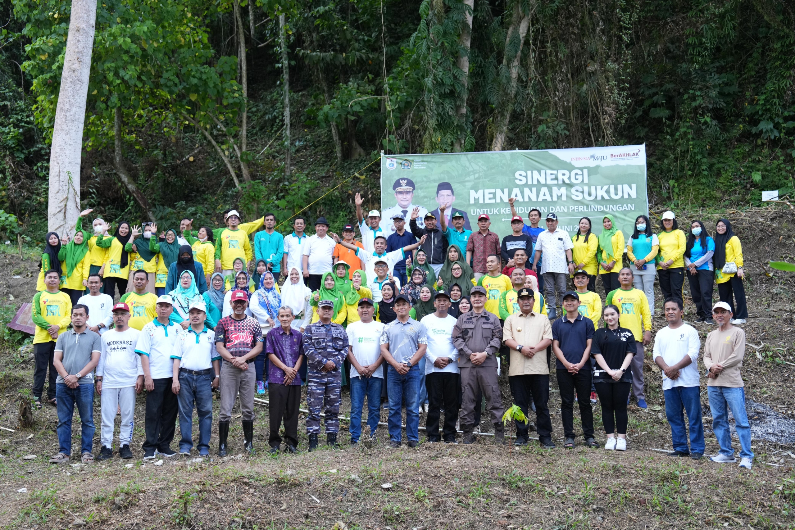 Tanam Sukun di Lokasi Kanwil Kemenag, Pj Gubernur Sulbar Bahtiar Gerakkan Sedekah Pohon