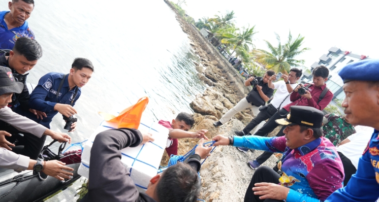 Pemprov – Polda Sulbar Sebar Rumpon di Teluk Mamuju, Persiapkan Kawasan Mancing Gratis