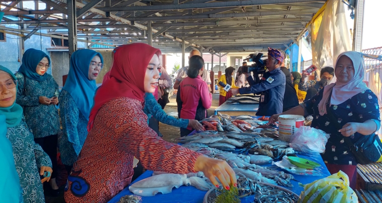 Pj Ketua PKK Sulbar  Kunjungi Pasar TPI Mamuju, Kampanyekan Makan Ikan Segar