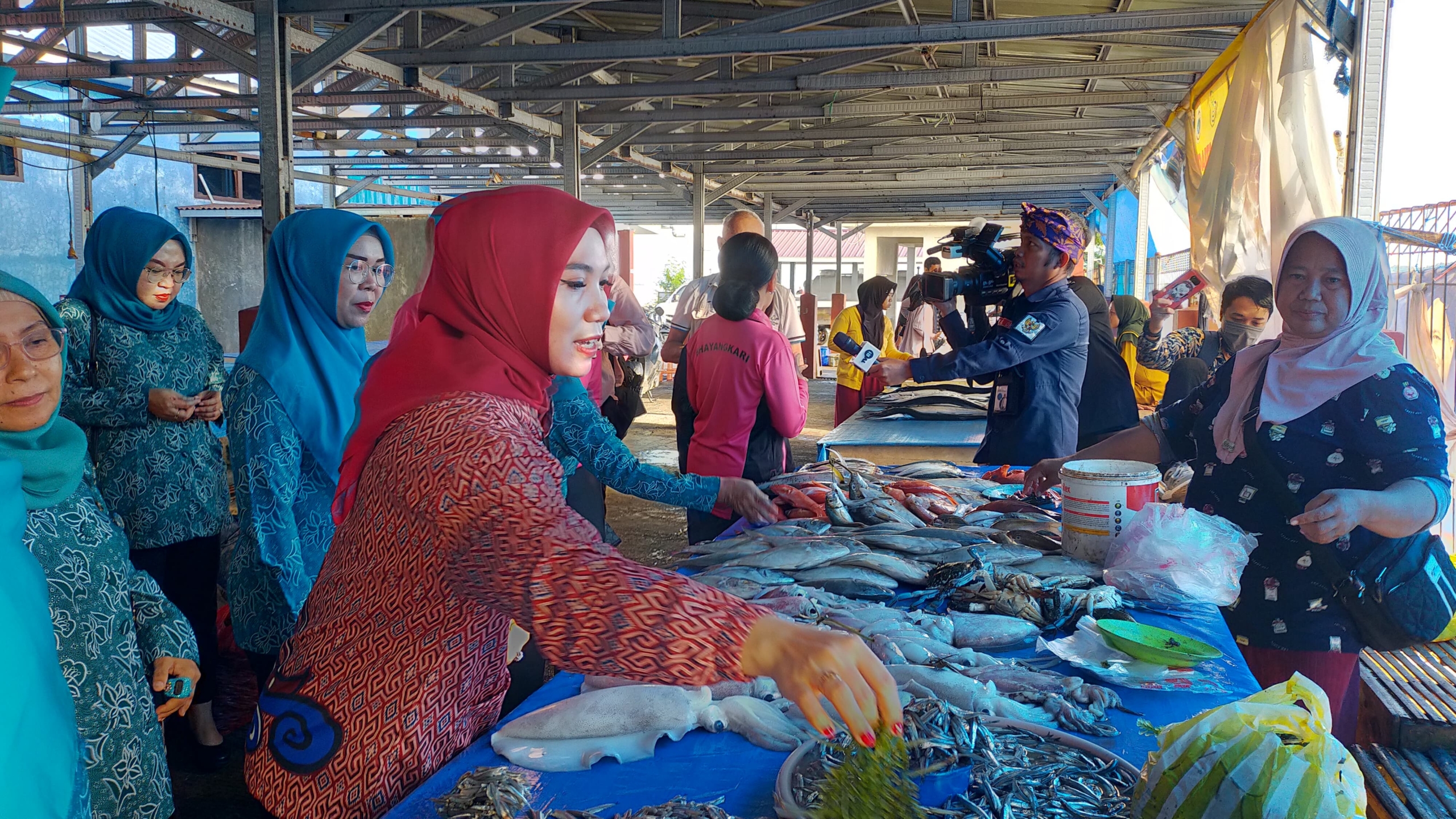 Pj Ketua PKK Sulbar  Kunjungi Pasar TPI Mamuju, Kampanyekan Makan Ikan Segar