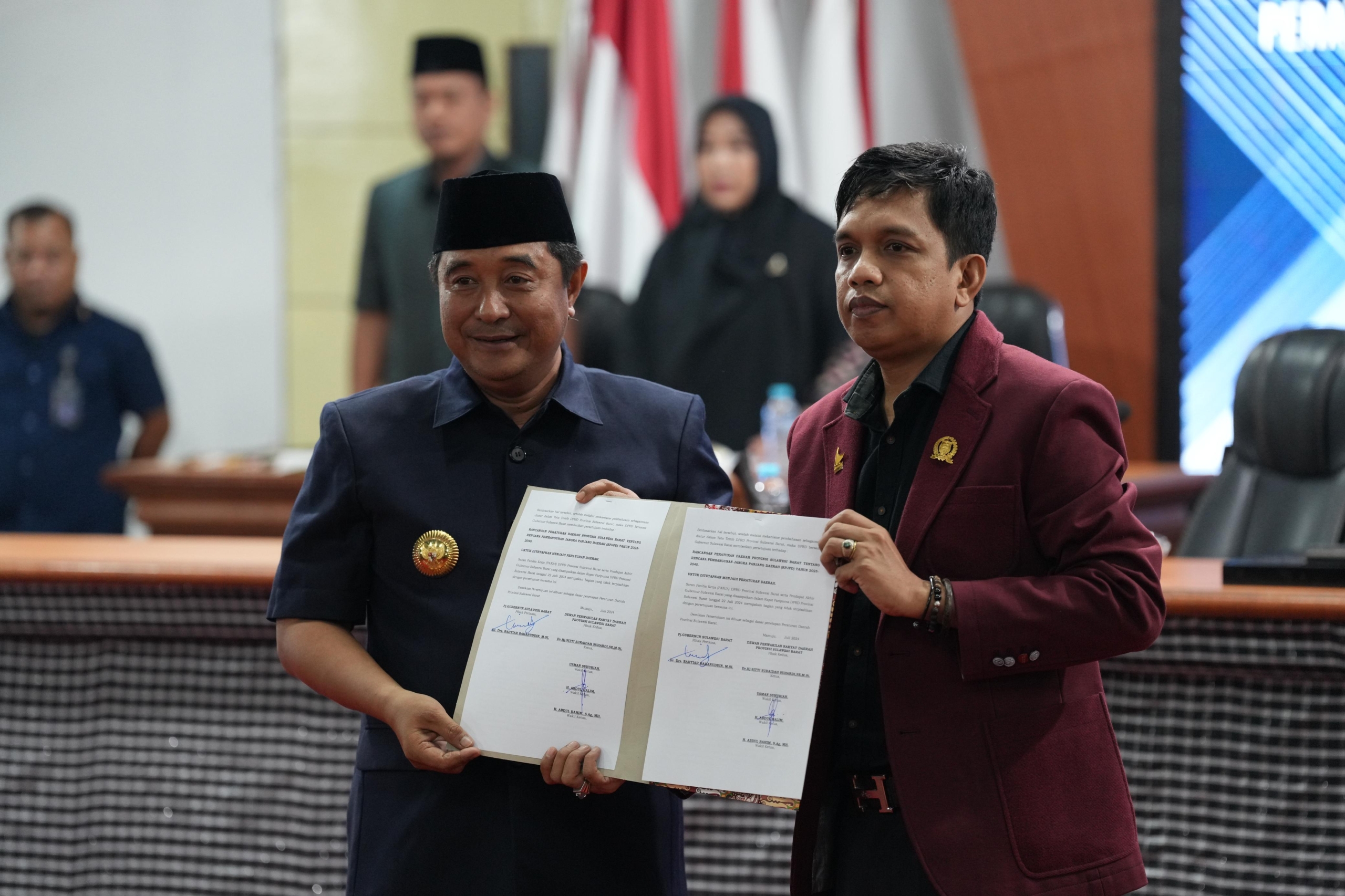 DPRD dan Pemprov Sahkan Kitab Pembangunan Sulbar 20 Tahun ke Depan