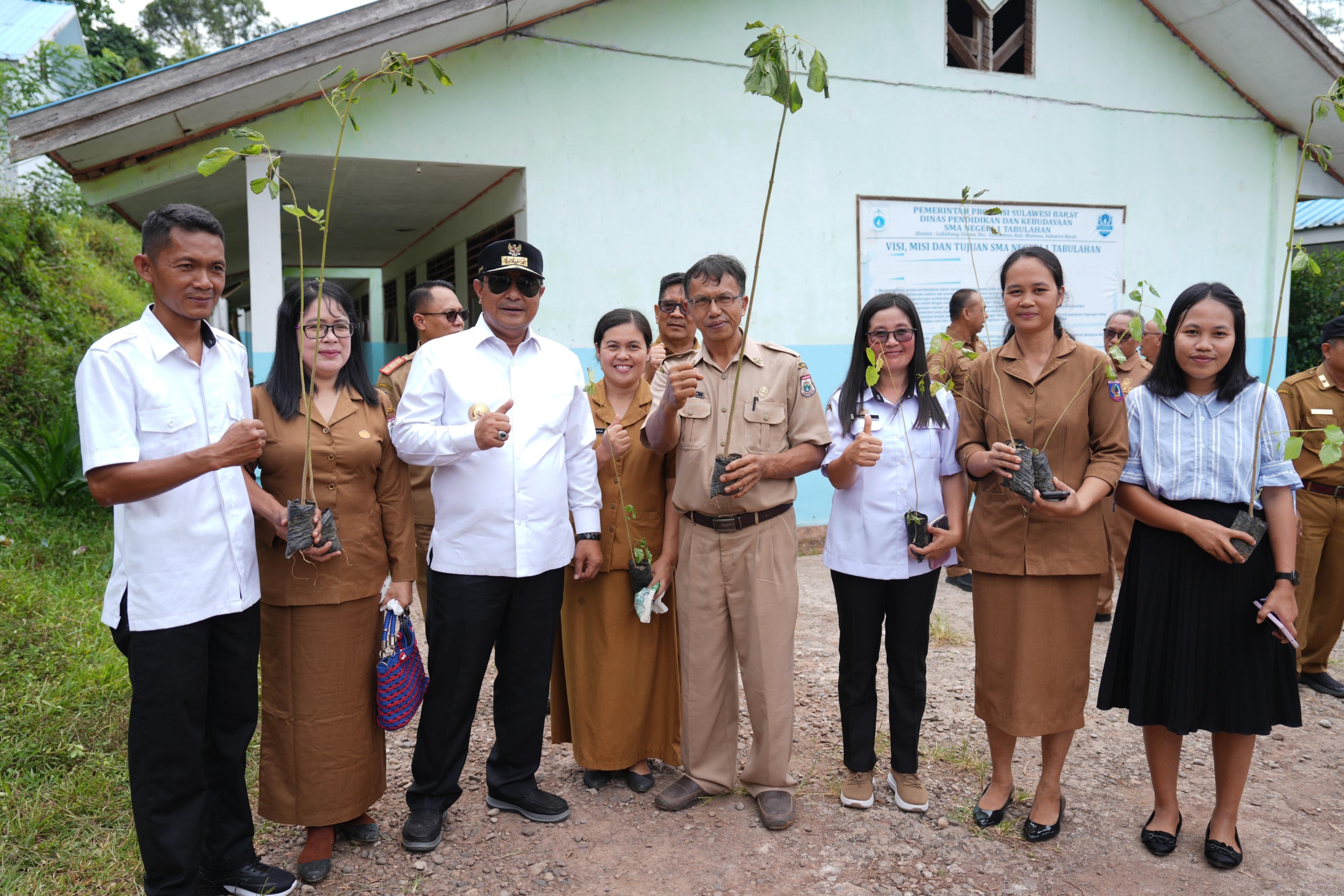 Kunjungi  SMAN 1 Mambi, Pj Bahtiar Dorong Pelajar Peduli Lingkungan