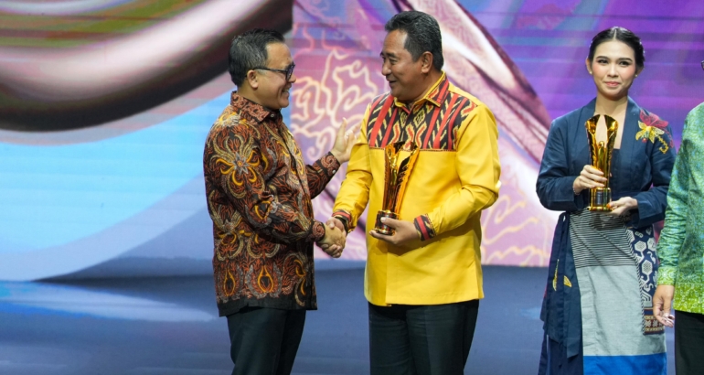 Peduli Lingkungan dan Wujudkan Daulat Pangan, Pj Bahtiar Terima Penghargaan Pemimpin Daerah Award  2024