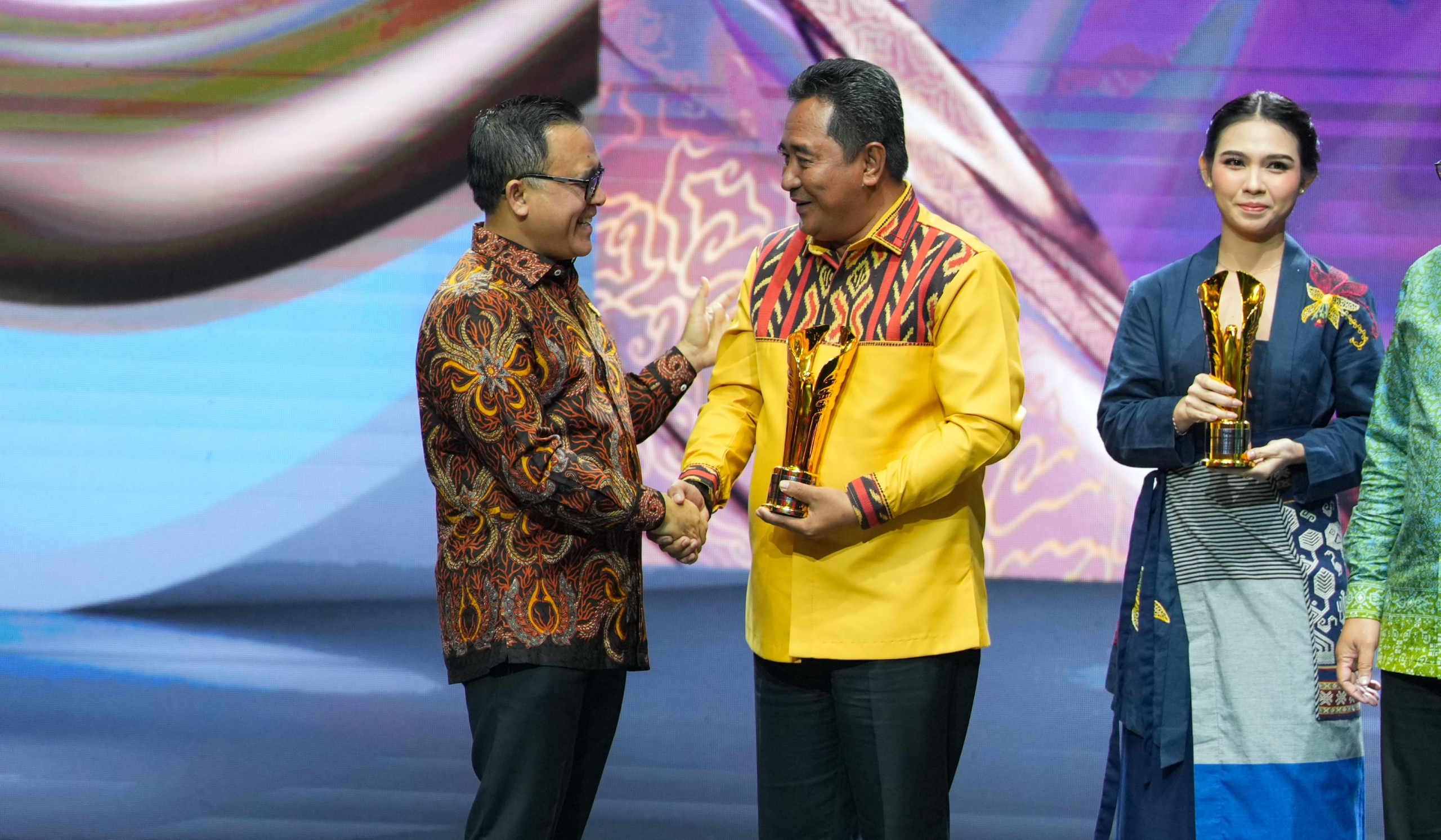 Peduli Lingkungan dan Wujudkan Daulat Pangan, Pj Bahtiar Terima Penghargaan Pemimpin Daerah Award  2024