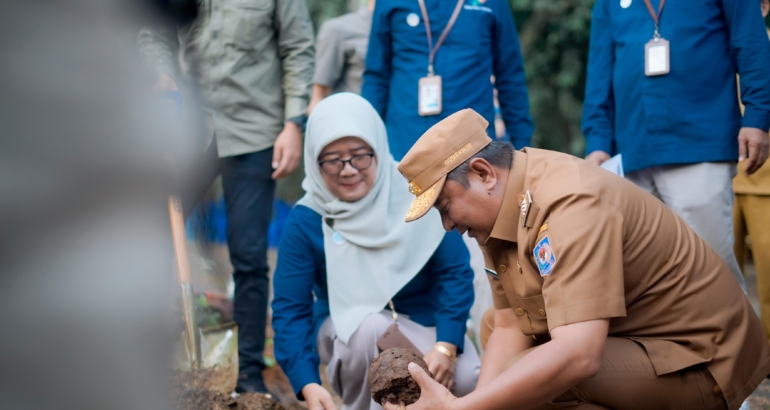 Peringati Hari Statistik, BPS Sulbar Turut Tanam Sukun Dukung Pemprov dalam Menjaga Lingkungan