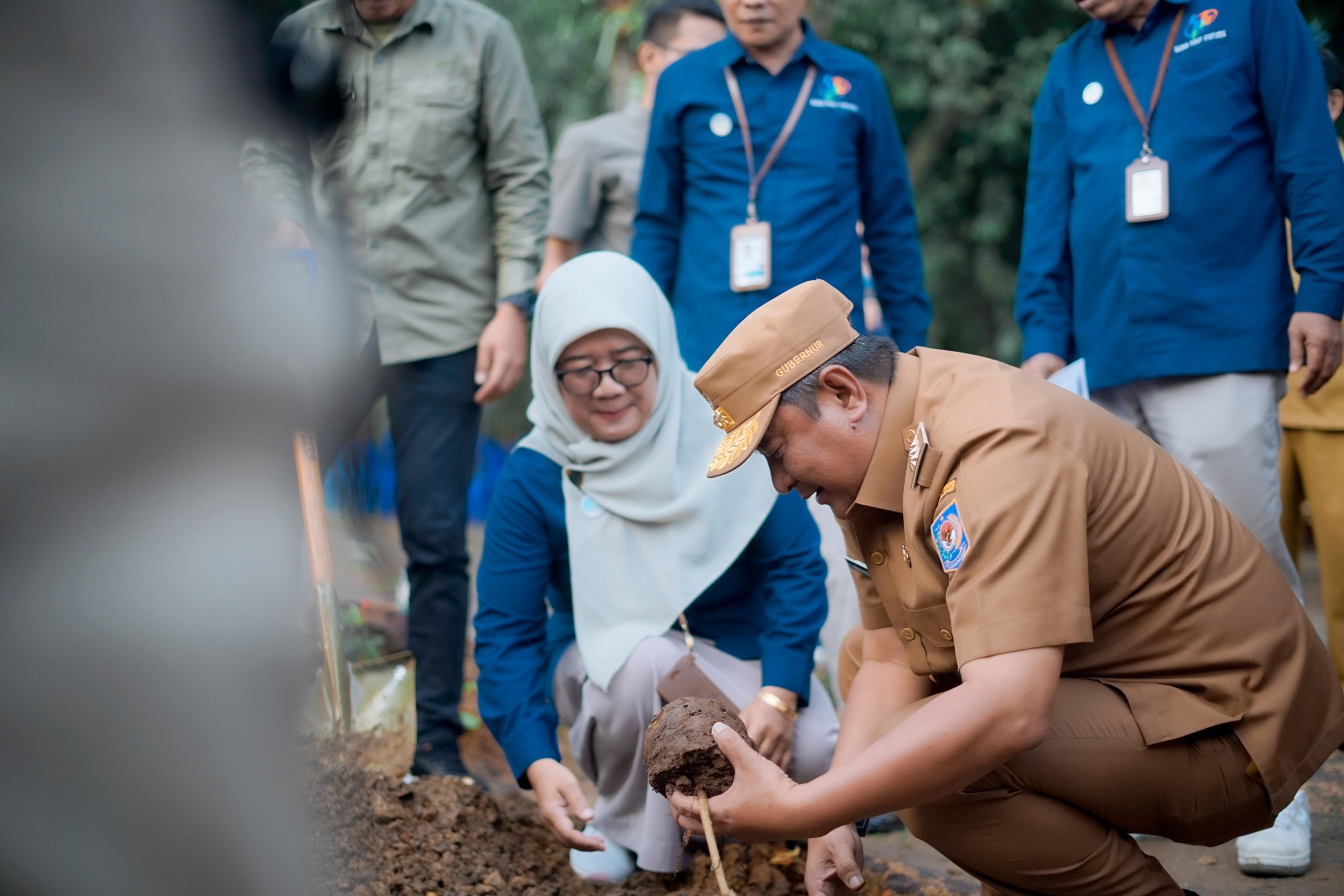 Peringati Hari Statistik, BPS Sulbar Turut Tanam Sukun Dukung Pemprov dalam Menjaga Lingkungan