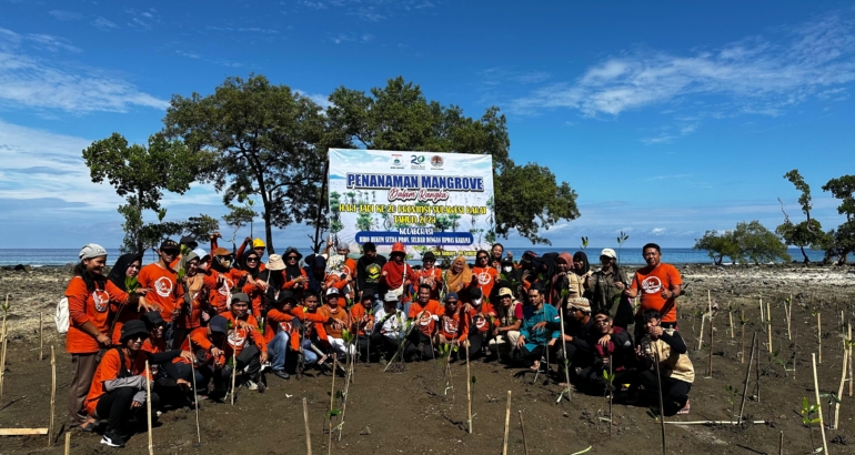 Sambut HUT Sulbar ke-20 Tahun, Biro Hukum Kolaborasi BPDAS Karama Tanam Mangrove di Desa Sumare