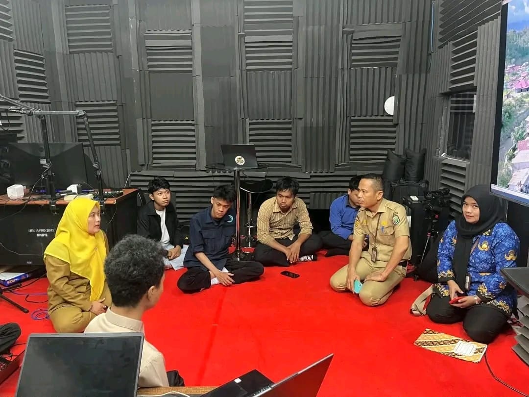 Dikunjungi Dinas Kominfo Mateng, Dinas Kominfopers Sulbar Bagikan Informasi Penguatan Peran dan Fungsi PPID