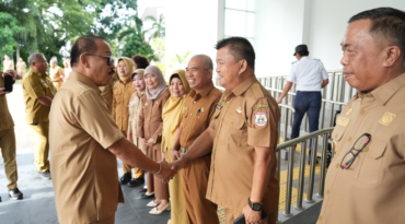 Kepala Dinas Kominfopers, Mustari Mula menyambut kedatangan Gubernur Sulbar