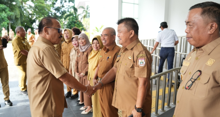 Kepala Dinas Kominfopers, Mustari Mula menyambut kedatangan Gubernur Sulbar